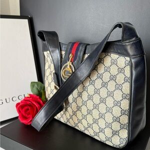 🔥🔥SALE🔥🔥Authentic Gucci Canvas Sherry Line Shoulder Bag.